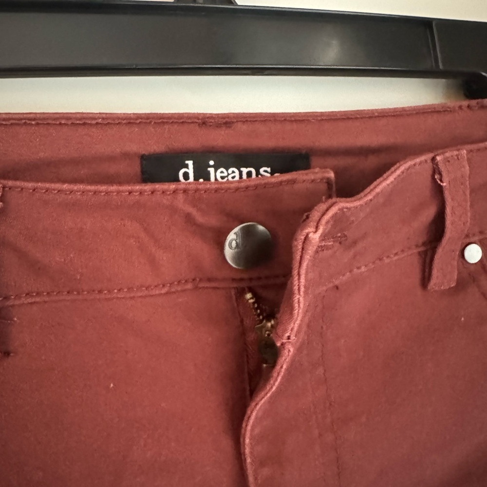 Wine/maroon/burgundy colored twill skinny leg pant. 5 pocket. Zipper. Size 6.